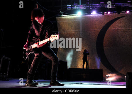 Mai. 22, 2011 - Columbus, Ohio, USA - Le bassiste Matt MCJUNKINS et chanteur MAYNARD JAMES Keenan de la bande un cercle parfait il se produit dans le cadre de la 5e édition de Rock sur la gamme Music Festival, qui se déroule à la crew Stadium situé à Columbus. Copyright 2011 Jason Moore. (Crédit Banque D'Images