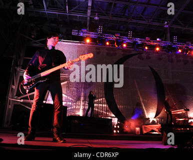 Mai. 22, 2011 - Columbus, Ohio, USA - Le bassiste Matt MCJUNKINS et chanteur MAYNARD JAMES Keenan de la bande un cercle parfait il se produit dans le cadre de la 5e édition de Rock sur la gamme Music Festival, qui se déroule à la crew Stadium situé à Columbus. Copyright 2011 Jason Moore. (Crédit Banque D'Images