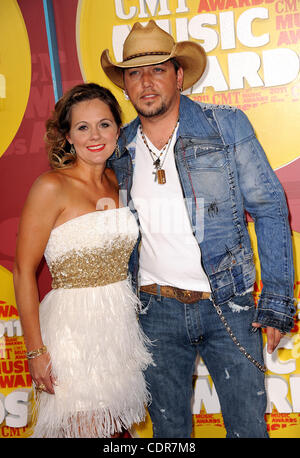 Jun 8, 2011 - Nashville, Tennessee, USA - Chanteur JASON ALDEAN arrive sur le tapis rouge à la CMT Music Awards 2011 qui a eu lieu à l'Arène Bridgestone situé au centre-ville de Nashville. Copyright 2011 Jason Moore. (Crédit Image : © Jason Moore/ZUMAPRESS.com) Banque D'Images