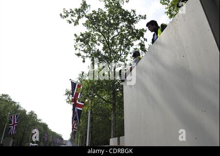 Avril 27, 2011 - Londres, Angleterre, Royaume-Uni - les derniers préparatifs sont faits le long du cortège funèbre jours précédant le mariage royal du Prince William et Kate Middleton le 29 avril 2011. (Crédit Image : © Mark Makela/ZUMAPRESS.com) Banque D'Images