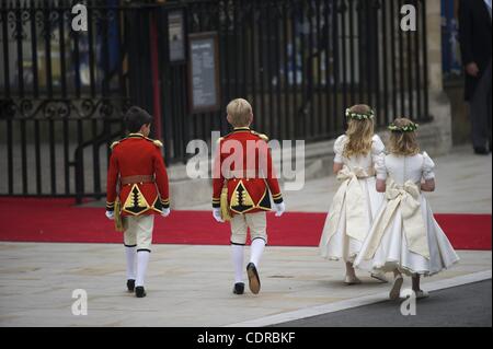 29 avril 2011 - Londres, Angleterre, Royaume-Uni - demoiselles et porteurs d'anneau arrivent pour le mariage du Prince William et Kate Middleton. (Crédit Image : © Mark Makela/ZUMAPRESS.com) Banque D'Images