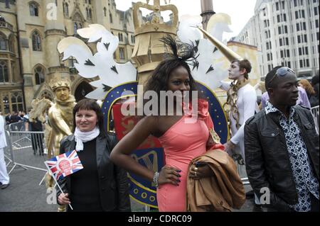 2 mai 2011 - London, England, UK - Acteurs construire les armoiries royales de l'organisme de bienfaisance d'aide des parents, encourager, après le mariage du Prince William et Kate Middleton à l'abbaye de Westminster. (Crédit Image : © Mark Makela/ZUMAPRESS.com) Banque D'Images