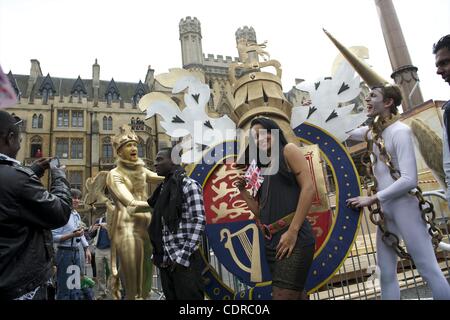 2 mai 2011 - London, England, UK - Acteurs construire les armoiries royales de l'organisme de bienfaisance d'aide des parents, encourager, après le mariage du Prince William et Kate Middleton à l'abbaye de Westminster. (Crédit Image : © Mark Makela/ZUMAPRESS.com) Banque D'Images