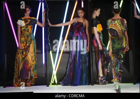 6 juin 2011 - Londres, Angleterre, Royaume-Uni - exposition de modèles fashion designs sur un néon allumé podium d'étudiants de l'Université De Montfort à Earl's Court au cours de la Fashion Week 2011 diplômés. (Crédit Image : © Mark Makela/ZUMAPRESS.com) Banque D'Images