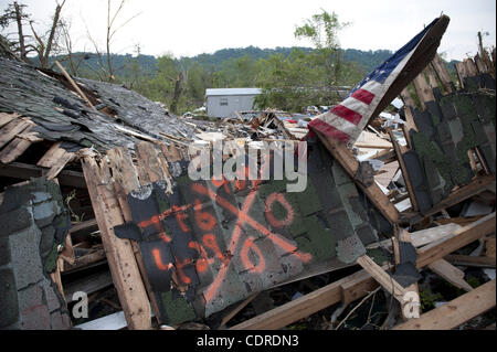 1 mai 2011 - Ringgold, GA - Les résidants du nord de la Géorgie se réunissent à la ville qui a eu lieu dans les services de stationnement de l'église le dimanche matin à la suite des tornades dévastatrices de ces dernières semaines, qui a fait au moins huit morts dans la région. Sur la photo : un drapeau est tout ce qui est reconnaissable dans la demeure de Saint John AME... Banque D'Images