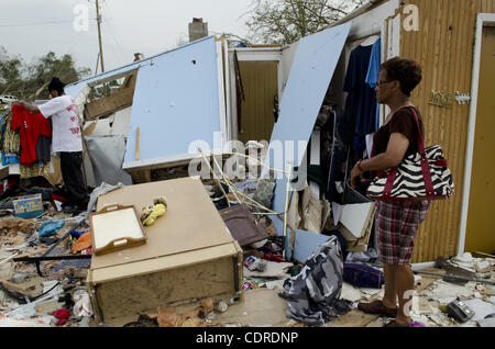 1 mai 2011 - Ringgold, GA - Les résidants du nord de la Géorgie se réunissent à la ville qui a eu lieu dans les services de stationnement de l'église le dimanche matin à la suite des tornades dévastatrices de ces dernières semaines, qui a fait au moins huit morts dans la région. Sur la photo : JOHNNY MONTGOMERY et sa mère Ruth recherchez reste de leur maison pour Banque D'Images