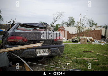 1 mai 2011 - Ringgold, GA - Une tempête,auto ravagé par repose en face d'une maison de famille dans ce démoli la Géorgie du nord communauté où une tornade a tué au moins huit personnes. (Crédit Image : © Robin Nelson/ZUMAPRESS.com) Banque D'Images