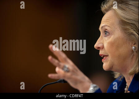 23 juin 2011 - Washington, District of Columbia, États-Unis - Le secrétaire d'État américaine Hillary Clinton témoigne devant la Commission des relations étrangères du Sénat au cours d'une audition sur les ''l'évaluation d'objectifs et de progrès en Afghanistan et au Pakistan. (Crédit Image : ©/ZUMAPRESS.com) Marovich Pete Banque D'Images