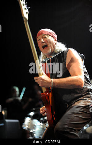 25 juin 2011 - Los Angeles, CA, USA - musiciens-ROGER GLOVER, le bassiste de DEEP PURPLE, l'exécution au cours de la tournée anniversaire 40 ans bandes, au Théâtre Grec, Los Angeles, CA, USA. Le 23 juin 2011. ..Image Crédit : cr Scott Mitchell/ZUMA PRESS (crédit Image : © Scott Mitchell/ZUMAPRESS.com) Banque D'Images