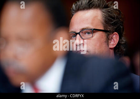 19 juillet 2011 - Washington, District of Columbia, États-Unis - l'acteur Matthew Perry regarde BENJAMIN TUCKER, directeur adjoint de l'état, des collectivités et des affaires tribales dans le White House Office of National Drug Control Policy témoigne devant un comité judiciaire du Sénat audition ''Drug et Anciens Combattants Traitement C Banque D'Images