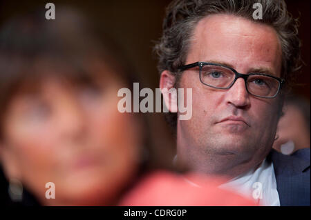 19 juillet 2011 - Washington, District of Columbia, États-Unis - l'acteur Matthew Perry regarde JEANNE LAFAZIA, juge en chef de la Cour du District de Rhode Island témoigne devant un comité judiciaire du Sénat audition ''Drug et des anciens combattants : tribunaux de traitement de la recherche de solutions économiques pour la protection de la S Banque D'Images