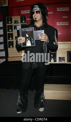 3 mai 2011 - New York, New York, États-Unis - Nikki Sixx signe des exemplaires de son nouveau livre ''Ça va mal'' sur à Time Warner Center à New York le 3 mai 2011.(Image Crédit : © Sharon Neetles Globe/ZUMAPRESS.com)/Photos Banque D'Images