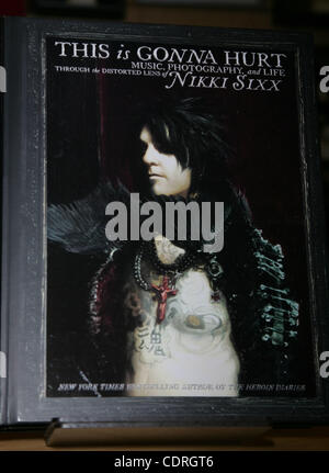 3 mai 2011 - New York, New York, États-Unis - Nikki Sixx signe des exemplaires de son nouveau livre ''Ça va mal'' sur à Time Warner Center à New York le 3 mai 2011.(Image Crédit : © Sharon Neetles Globe/ZUMAPRESS.com)/Photos Banque D'Images