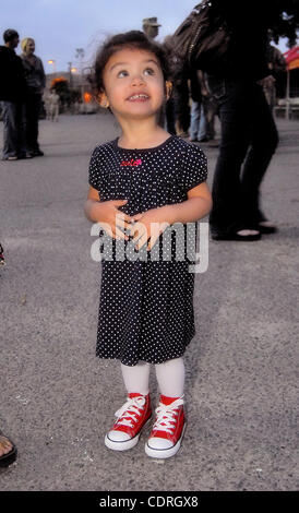 8 mai 2011 - Oceanside, CA, USA - Mai 08, 201 - Camp Pendleton, en Californie, Etats-Unis - Abigail attend que son père, le Cpl. Robert S. Schmitt, de la 2/1 H&S Co. retour d'une tournée de 7 mois en Afghanistan. Le 2/1 est un niveau d'un bataillon de l'unité d'infanterie composée d'infanterie de marine et du personnel de soutien. (Cre Banque D'Images