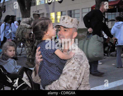 8 mai 2011 - Oceanside, CA, USA - Mai 08, 201 - Camp Pendleton, en Californie, Etats-Unis - Le Cpl. Robert S. Schmitt, de la 2/1 H&S Co. est accueilli par sa fille Abigail qu'il revient d'une tournée de 7 mois en Afghanistan. Le 2/1 est un niveau d'un bataillon de l'unité d'infanterie composée d'infanterie de marine et pe Banque D'Images
