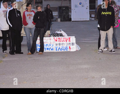 8 mai 2011 - Oceanside, CA, USA - Mai 08, 201 - Camp Pendleton, en Californie, USA - familles regarder comme des Marines le 2/1 H&S Co. retour d'une tournée de 7 mois en Afghanistan. Le 2/1 est un niveau d'un bataillon de l'unité d'infanterie composée d'infanterie de marine et du personnel de soutien. (Crédit Image : © Valerie Nerres/ Banque D'Images