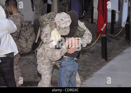 8 mai 2011 - Oceanside, CA, USA - Mai 08, 201 - Camp Pendleton, en Californie, USA - US Marines à partir de la 2/1 H&S Co. retour d'une tournée de 7 mois en Afghanistan. Le 2/1 est un niveau d'un bataillon de l'unité d'infanterie composée d'infanterie de marine et du personnel de soutien. (Crédit Image : © Valerie Nerres/ZUMAPRESS.com) Banque D'Images