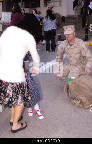 8 mai 2011 - Oceanside, CA, USA - Mai 08, 201 - Camp Pendleton, en Californie, Etats-Unis - Le Cpl. Robert S. Schmitt, de la 2/1 H&S Co. retour d'une tournée de 7 mois en Afghanistan est accueilli par sa famille. Le 2/1 est un niveau d'un bataillon de l'unité d'infanterie composée d'infanterie de marine et du personnel de soutien. (Crédit I Banque D'Images