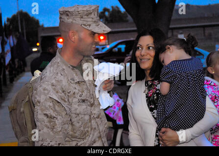 8 mai 2011 - Oceanside, CA, USA - Mai 08, 201 - Camp Pendleton, en Californie, Etats-Unis - Le Cpl. Robert S. Schmitt, de la 2/1 H&S Co. est accueilli par sa famille, épouse Gladys et sa fille Abigail qu'il revient d'une tournée de 7 mois en Afghanistan. Le 2/1 est un niveau d'un bataillon de l'unité d'infanterie composée de infantr Banque D'Images