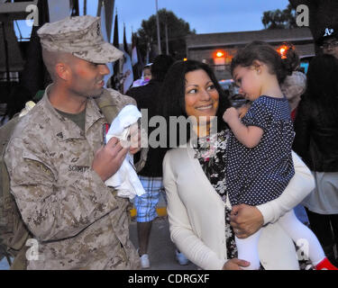 8 mai 2011 - Oceanside, CA, USA - Mai 08, 201 - Camp Pendleton, en Californie, Etats-Unis - Le Cpl. Robert S. Schmitt, de la 2/1 H&S Co. est accueilli par sa famille, épouse Gladys et sa fille Abigail qu'il revient d'une tournée de 7 mois en Afghanistan. Le 2/1 est un niveau d'un bataillon de l'unité d'infanterie composée de infantr Banque D'Images