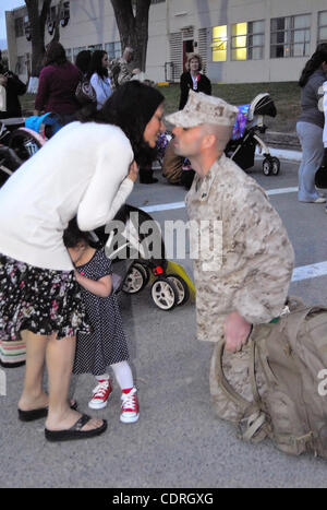 8 mai 2011 - Oceanside, CA, USA - Mai 08, 201 - Camp Pendleton, en Californie, Etats-Unis - Le Cpl. Robert S. Schmitt, de la 2/1 H&S Co. est accueilli par sa famille, épouse Gladys et sa fille Abigail qu'il revient d'une tournée de 7 mois en Afghanistan. Le 2/1 est un niveau d'un bataillon de l'unité d'infanterie composée de infantr Banque D'Images