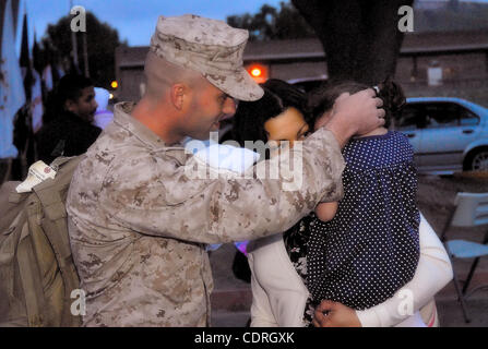 8 mai 2011 - Oceanside, CA, USA - Mai 08, 201 - Camp Pendleton, en Californie, Etats-Unis - Le Cpl. Robert S. Schmitt, de la 2/1 H&S Co. est accueilli par sa famille, épouse Gladys et sa fille Abigail qu'il revient d'une tournée de 7 mois en Afghanistan. Le 2/1 est un niveau d'un bataillon de l'unité d'infanterie composée de infantr Banque D'Images