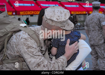 8 mai 2011 - Oceanside, CA, USA - Mai 08, 201 - Camp Pendleton, en Californie, Etats-Unis - Le Cpl. Robert S. Schmitt, de la 2/1 H&S Co. est accueilli par sa famille, épouse Gladys et sa fille Abigail qu'il revient d'une tournée de 7 mois en Afghanistan. Le 2/1 est un niveau d'un bataillon de l'unité d'infanterie composée de infantr Banque D'Images