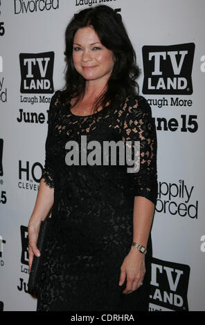 13 juin, 2011 - New York, New York, États-Unis - Valerie Bertinelli arrive pour la premiere partie TV Land pour ''Hot in Cleveland'' et ''Heureusement Divorcé(e)'' à l'hôtel Gansevoort Park Avenue à New York le 13 juin 2011.(Image Crédit : © Sharon Neetles Globe/ZUMAPRESS.com)/Photos Banque D'Images