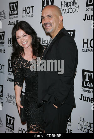 13 juin, 2011 - New York, New York, États-Unis - Valerie Bertinelli arrive pour la premiere partie TV Land pour ''Hot in Cleveland'' et ''Heureusement Divorcé(e)'' à l'hôtel Gansevoort Park Avenue à New York le 13 juin 2011.(Image Crédit : © Sharon Neetles Globe/ZUMAPRESS.com)/Photos Banque D'Images