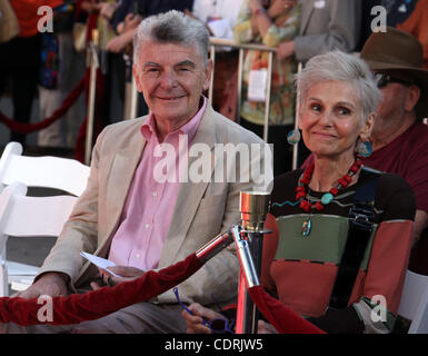 29 avril 2011 - Hollywood, Californie, États-Unis - Richard Benjamin & Paula Prentiss rejoindre Peter O'Toole est honoré avec une main empreinte & cérémonie tenue à Mann Cinese Theatre. (Crédit Image : © Lisa O'Connor/ZUMAPRESS.com) Banque D'Images