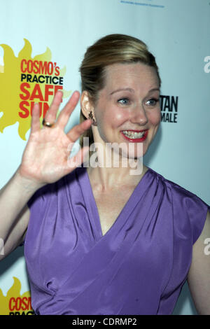 29 juin 2011 - New York, New York, États-Unis - Laura Linney arrive pour le Magazine Cosmopolitan's ''pratique Safe Sun'' Prix à Hearst Tower à New York le 29 juin 2011.(Image Crédit : © Sharon Neetles Globe/ZUMAPRESS.com)/Photos Banque D'Images