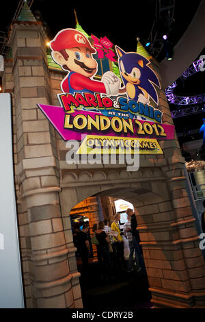 Mario & Sonic 2011 Signalisation à l'E3 (Electronic Entertainment Expo) un du centre de convention de Los Angeles. Banque D'Images