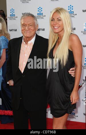 Apr 28, 2011 - Los Angeles, Californie, USA - Hugh Hefner, CRYSTAL HARRIS au TCM Classic Film Festival Soirée d'ouverture "Un Américain à Paris' tenue à Grauman's Chinese Theatre, à Hollywood. (Crédit Image : © Jeff Frank/ZUMAPRESS.com) Banque D'Images