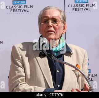 Apr 30, 2011 - Los Angeles, Californie, USA - l'acteur Peter O'TOOLE à la main & cérémonie empreinte, le Grauman's Chinese Theatre, à Hollywood. (Crédit Image : © Jeff Frank/ZUMAPRESS.com) Banque D'Images