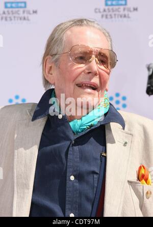 Apr 30, 2011 - Los Angeles, Californie, USA - l'acteur Peter O'TOOLE à la main & cérémonie empreinte, le Grauman's Chinese Theatre, à Hollywood. (Crédit Image : © Jeff Frank/ZUMAPRESS.com) Banque D'Images