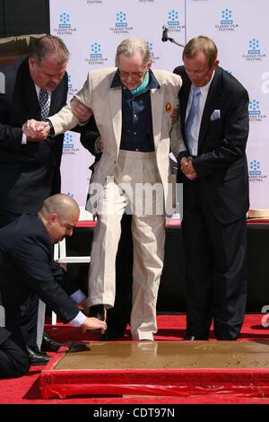 Apr 30, 2011 - Los Angeles, Californie, USA - l'acteur Peter O'TOOLE à la main & cérémonie empreinte, le Grauman's Chinese Theatre, à Hollywood. (Crédit Image : © Jeff Frank/ZUMAPRESS.com) Banque D'Images