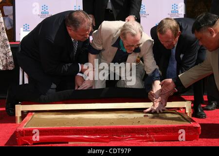 Apr 30, 2011 - Los Angeles, Californie, USA - l'acteur Peter O'TOOLE à la main & cérémonie empreinte, le Grauman's Chinese Theatre, à Hollywood. (Crédit Image : © Jeff Frank/ZUMAPRESS.com) Banque D'Images