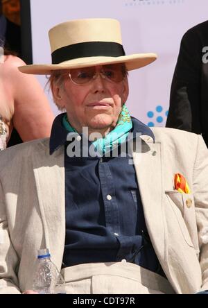 Apr 30, 2011 - Los Angeles, Californie, USA - l'acteur Peter O'TOOLE à la main & cérémonie empreinte, le Grauman's Chinese Theatre, à Hollywood. (Crédit Image : © Jeff Frank/ZUMAPRESS.com) Banque D'Images