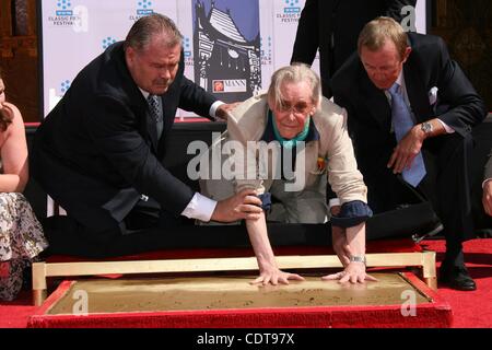 Apr 30, 2011 - Los Angeles, Californie, USA - l'acteur Peter O'TOOLE à la main & cérémonie empreinte, le Grauman's Chinese Theatre, à Hollywood. (Crédit Image : © Jeff Frank/ZUMAPRESS.com) Banque D'Images