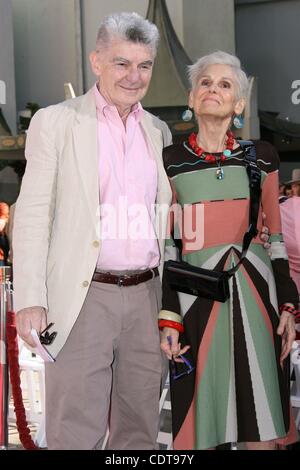 Apr 30, 2011 - Los Angeles, Californie, USA - l'acteur Richard Benjamin, l'actrice PAULA PRENTISS à sa main & cérémonie empreinte, le Grauman's Chinese Theatre, à Hollywood. (Crédit Image : © Jeff Frank/ZUMAPRESS.com) Banque D'Images