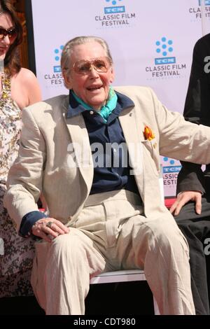 Apr 30, 2011 - Los Angeles, Californie, USA - l'acteur Peter O'TOOLE à la main & cérémonie empreinte, le Grauman's Chinese Theatre, à Hollywood. (Crédit Image : © Jeff Frank/ZUMAPRESS.com) Banque D'Images