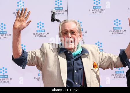 Apr 30, 2011 - Los Angeles, Californie, USA - l'acteur Peter O'TOOLE à la main & cérémonie empreinte, le Grauman's Chinese Theatre, à Hollywood. (Crédit Image : © Jeff Frank/ZUMAPRESS.com) Banque D'Images