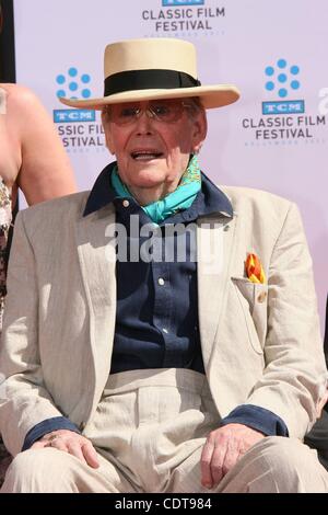 Apr 30, 2011 - Los Angeles, Californie, USA - l'acteur Peter O'TOOLE à la main & cérémonie empreinte, le Grauman's Chinese Theatre, à Hollywood. (Crédit Image : © Jeff Frank/ZUMAPRESS.com) Banque D'Images