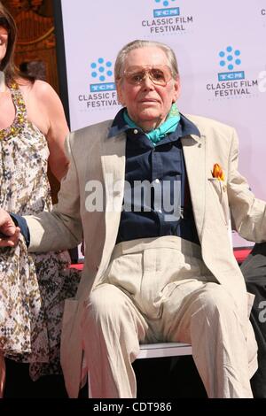 Apr 30, 2011 - Los Angeles, Californie, USA - l'acteur Peter O'TOOLE à la main & cérémonie empreinte, le Grauman's Chinese Theatre, à Hollywood. (Crédit Image : © Jeff Frank/ZUMAPRESS.com) Banque D'Images