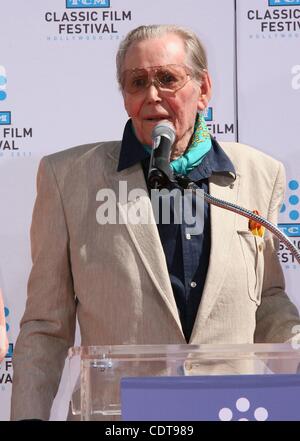 Apr 30, 2011 - Los Angeles, Californie, USA - l'acteur Peter O'TOOLE à la main & cérémonie empreinte, le Grauman's Chinese Theatre, à Hollywood. (Crédit Image : © Jeff Frank/ZUMAPRESS.com) Banque D'Images