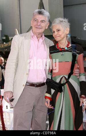 Apr 30, 2011 - Los Angeles, Californie, USA - l'acteur Richard Benjamin, l'actrice PAULA PRENTISS à sa main & cérémonie empreinte, le Grauman's Chinese Theatre, à Hollywood. (Crédit Image : © Jeff Frank/ZUMAPRESS.com) Banque D'Images