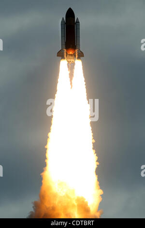 16 mai 2011 - Cape Canaveral, Floride, États-Unis - la navette spatiale Endeavour est sur le point de percer les nuages qu'il effectue son dernier décollage du Centre spatial Kennedy. Endeavour a commencé une mission de 14 jours vers la station spatiale internationale, STS-134. (Crédit Image : © Don Montague/ZUMAPRESS.com) Southcreek/mondial Banque D'Images