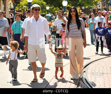 15 juin 2011 - Anaheim, Californie, États-Unis - MATTHEW MCCONAUGHEY, petite amie CAMILA ALVES avec leurs enfants, fils Levi , 2, et sa fille VIDA, 1, promenade dans Mickey's Toontown, au parc Disneyland à Anaheim, Californie Le mercredi. (Crédit Image : © Lisa Rose/ZUMAPRESS.com) Banque D'Images