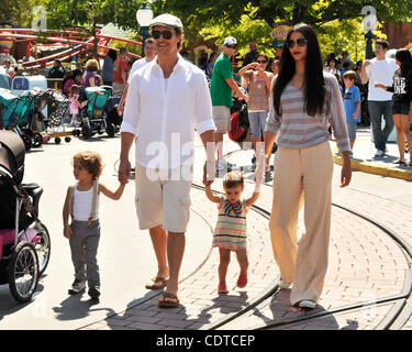 15 juin 2011 - Anaheim, Californie, États-Unis - MATTHEW MCCONAUGHEY, petite amie CAMILA ALVES avec leurs enfants, fils Levi , 2, et sa fille VIDA, 1, promenade dans Mickey's Toontown, au parc Disneyland à Anaheim, Californie Le mercredi. (Crédit Image : © Lisa Rose/ZUMAPRESS.com) Banque D'Images