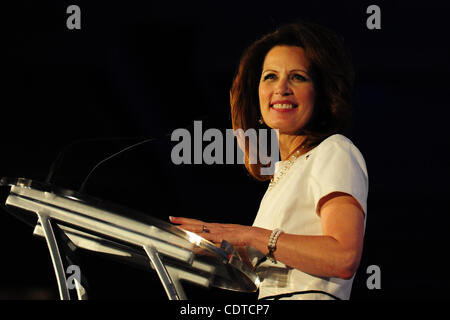 17 juin 2011 - New Orleans, Louisiane, États-Unis - GOP candidate présidentielle, Michele Bachmann, parle à la foule au cours de la deuxième journée de la Conférence sur le leadership républicain qui se tiendra à l'hôtel Hilton Riverside à la Nouvelle Orléans, Louisiane. (Crédit Image : © Stacy Revere/ZUMAPRESS.com) Southcreek/mondial Banque D'Images